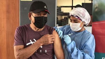 Héctor Chumpitaz, vacunado contra la COVID-19