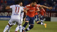Argentina&#039;s  Independiente de Avellaneda Juan Sanches Mino (R) vies for the ball with Paraguay&#039;s Nacional Carlos Bonet (C) during their 2017 Sudamericana Cup football match at the Defensores del Chaco stadium in  Asuncion on October 25, 2017. / 