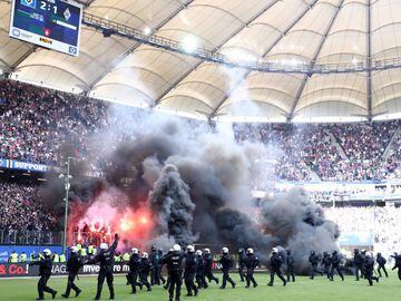 HAMBURG, GERMANY - MAY 12:  Police are seen as fans throw flares onto the pitch during the Bundesliga match between Hamburger SV and Borussia Moenchengladbach at Volksparkstadion on May 12, 2018 in Hamburg, Germany.  (Photo by Lars Baron/Bongarts/Getty Im
