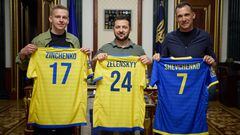 This handout photograph released by United24 on July 26, 2023, shows Ukranian international footballer Alex Zinchenko (L) and former Ukrainian international footballer Andriy Shevchenko (R) as they pose with Ukranian President Volodymyr Zelensky (C) in Kyiv on May 30, 2023. Arsenal defender Oleksandr Zinchenko says he only had to look into the eyes of Ukrainian children who lived under Russian occupation in a village to find the motivation to raise money to rebuild their school. Zinchenko and Shevchenko have combined with the charity United24 to organise an all star match at one of the latter's former clubs Chelsea's Stamford Bridge on August 5, to raise funds for the reconstruction of a damaged school in Mykhailo-Kotsyubinsk. (Photo by Handout / UNITED24 / AFP) / RESTRICTED TO EDITORIAL USE - MANDATORY CREDIT "AFP PHOTO/UNITED24 " - NO MARKETING NO ADVERTISING CAMPAIGNS - DISTRIBUTED AS A SERVICE TO CLIENTS