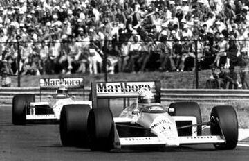 Ayrton Senna da Silva fue un piloto de automovilismo de velocidad brasileño tres veces Campeon del Mundo de Formula 1 en en 1988, 1990 y 1991. Senna esta entre los mas exitosos y dominantes pilotos de la era moderna de la Formula 1, y para muchos expertos, es el mas rápido de la historia del automovilismo.