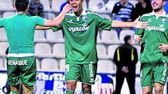 <b>MATADOR. </b>Gilvan, sin camiseta de juego, se abraza con Rodrigo tras marcar el primer gol del Huesca.