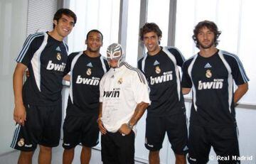 El creador del "619" en la lucha libre visitó hace varios años a la plantilla del Real Madrid y tuvo fotos para el recuerdo con algunos jugadores como Raúl González y Kaká