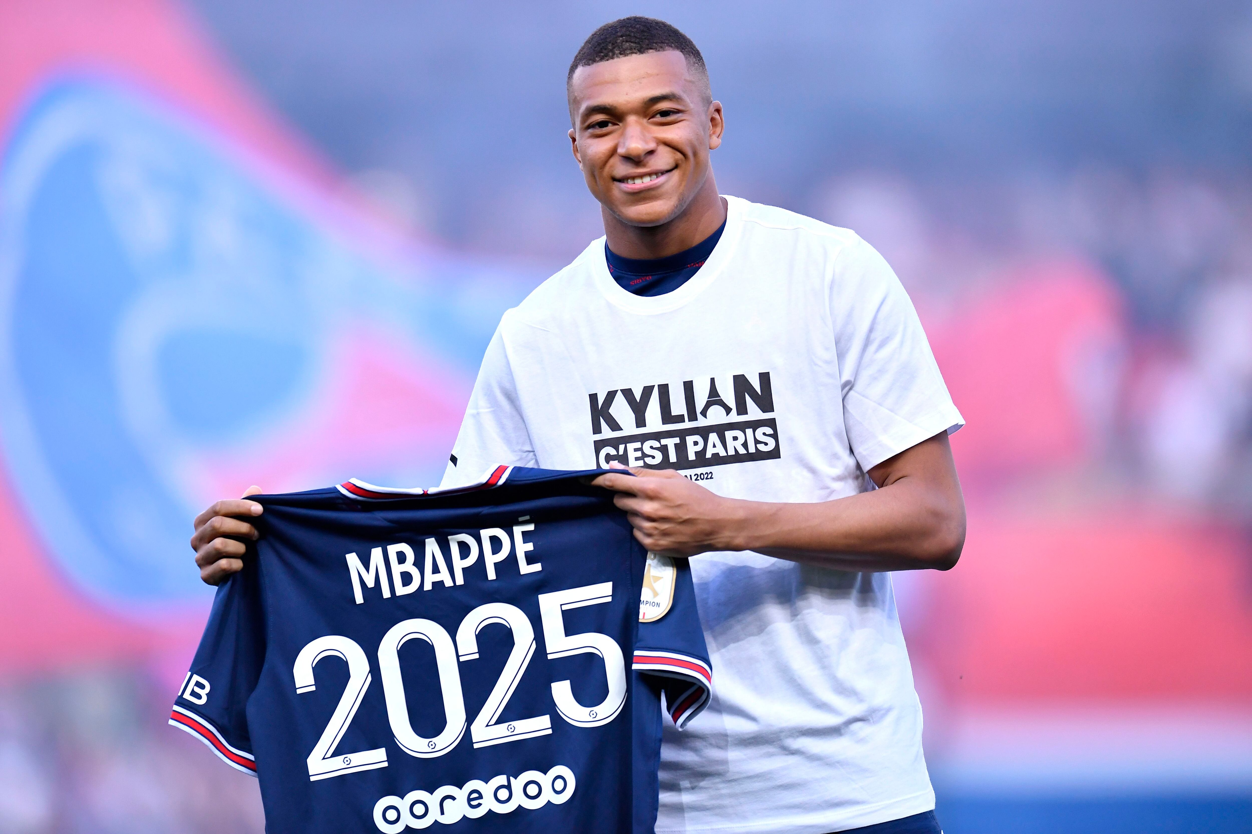 Mbappé terminaba su primer contrato con el PSG el 30 de junio de 2022. El delantero francés no renovó su contrato hasta mayo de 2022, cuando anunciaron, en la última jornada de la Ligue 1 para alegría de la afición parisina, la renovación hasta 2025.