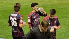 Los jugadores del Extremadura UD toman un respiro durante el encuentro.