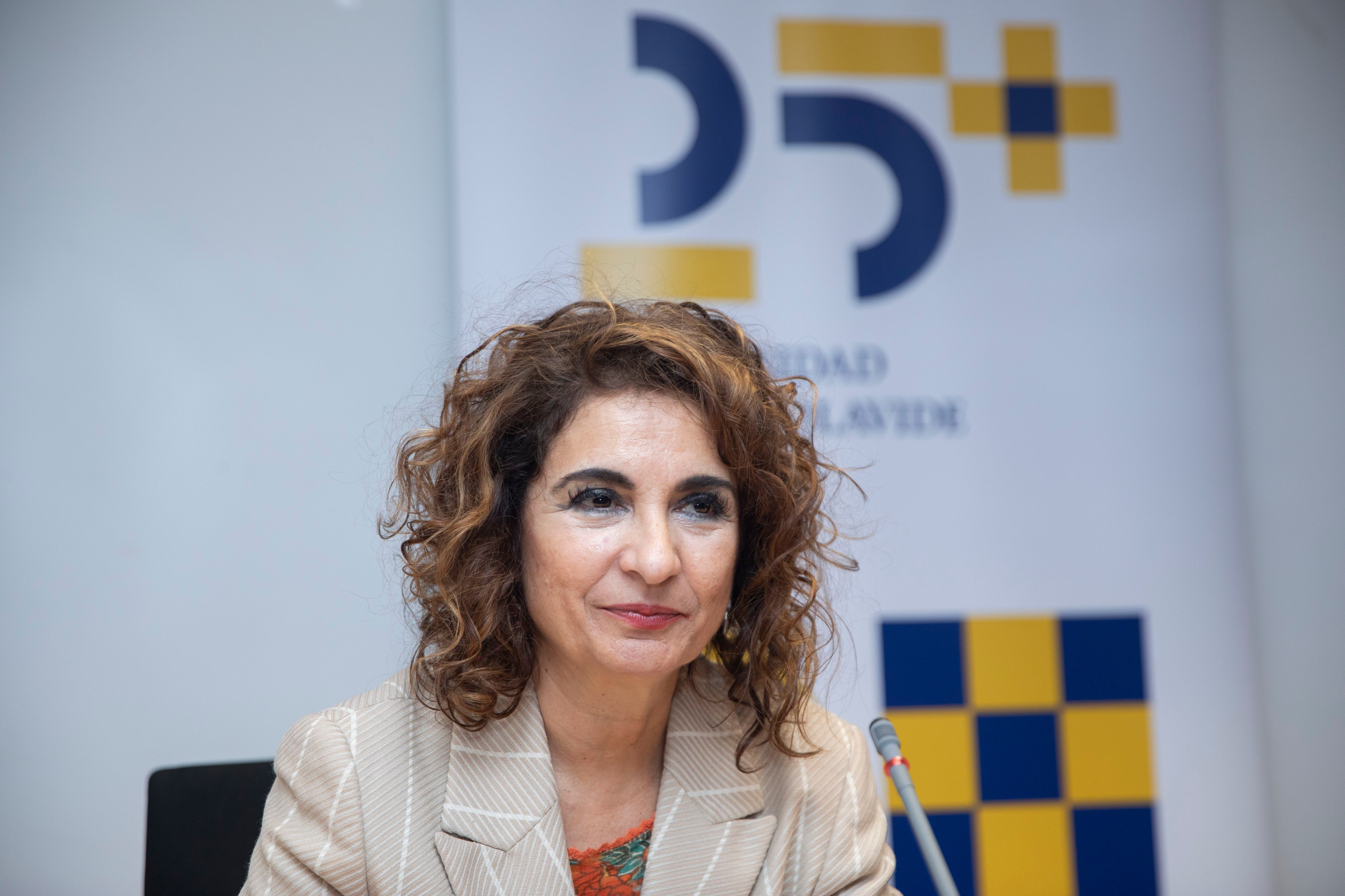 La ministra de Hacienda, María Jesús Montero, durante la conferencia bajo el título 'Los retos de la universidad pública en un nuevo modelo económico' en la Universidad Pablo de Olavide. A 17 de febrero de 2023, en Sevilla (Andalucía, España). La ministra de Hacienda y vicesecretaria general del PSOE, María Jesús Montero, ha defendido este viernes que es momento de "dar entrada a otros grupos políticos" al margen de Unidas Podemos (UP) para buscar un consenso que permita la reforma de la Ley de garantía integral de la libertad sexual, más conocida como Ley del 'solo sí es sí', después de que los socios del gobierno de coalición --PSOE y UP-- lleven "tres meses" sin haber alcanzado un acuerdo para ello.
17 FEBRERO 2023
María José López / Europa Press
17/02/2023