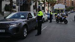 La Polic&iacute;a Local de Alicante, realizando un control.   