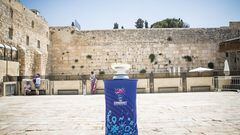 El trofeo del Eurobasket 2022 frente al Muro de las Lamentaciones en Jerusalén (Israel).