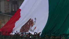 Edificios y monumentos en México se iluminan con la bandera de Ucrania