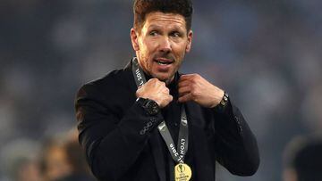 El t&eacute;cnico argentino del Atl&eacute;tico de Madrid, Diego Pablo Simeone, con la medalla de la Europa League.