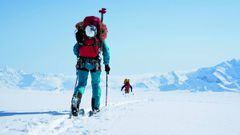 Jess Roskelley y David Lama regresan al campamento base despues escalar la cara sur del monte Logan. Yukon, Canada.