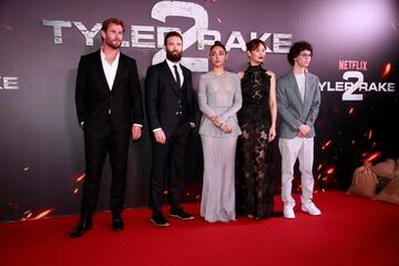 Chris Hemsworth, Sam Hargrave, Golshifteh Farahani y Olga Kurylenko durante el estreno de la película, 'Tyler Rake 2'.