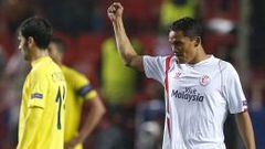 El delantero colombiano del Sevilla, Carlos Bacca, celebra el primer gol del equipo sevillista, durante el partido de vuelta de octavos de final de la Liga Europa, que disputan esta noche frente al Villarreal en el estadio Ram&oacute;n S&aacute;nchez-Pizju&aacute;n.