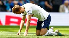 Harry Kane, jugador del Tottenham, se lamenta por un fallo ante el Brentford.