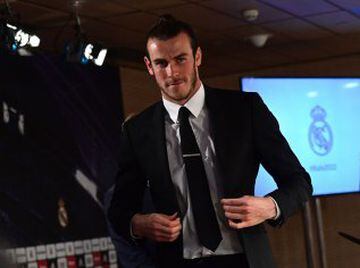 Real Madrid's Welsh forward Gareth Bale leaves a press conference in the media room at the Santiago Bernabeu stadium in Madrid on October 31, 2016. 