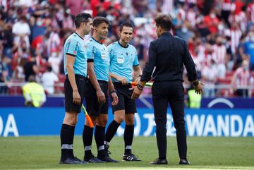 Atlético Madrid head coach Diego Simeone complains to referee Jesús Gil Manzano after Los Rojiblancos' LaLiga draw with Athletic Club on Saturday.