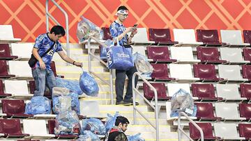 La afición japonesa recoge la basura de la grada del estadio Khalifa.
