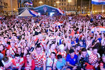 Croatia's supporters celebrate after winning the Russia 2018 World Cup semi-final football match between Croatia and England, at the main square in Zagreb on July 11, 2018.  / AFP PHOTO / Denis Lovrovic