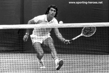 Español de muchos éxitos en los '70 y '80. Ganó el US Open en el '75 y fue finalista en Roland Garros (74'). Fue dos del planeta con 33 títulos en su carrera.