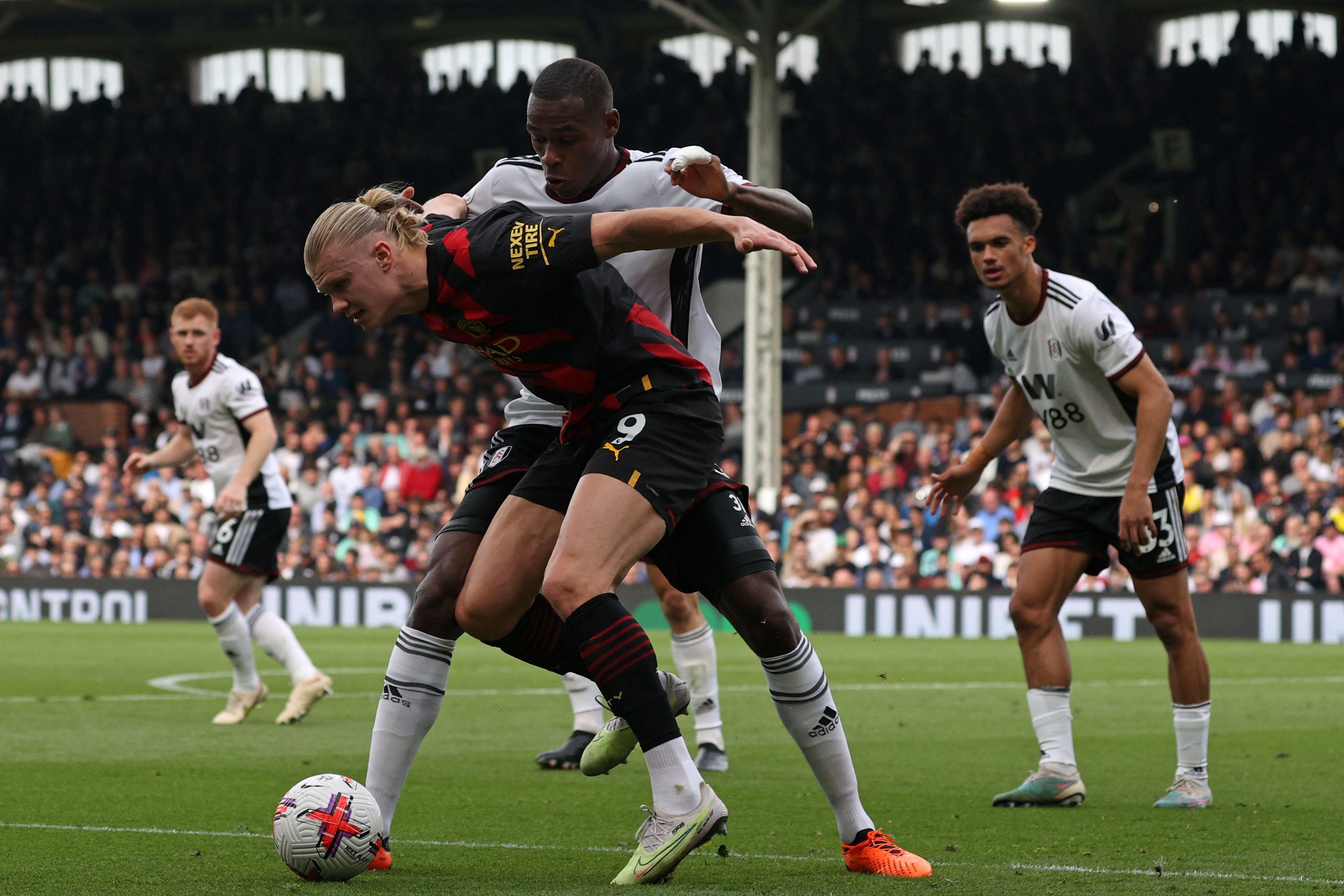 Manchester City's Norwegian striker Erling Haaland (2L) vies with Fulham's French defender Issa Diop (C) during the English Premier League football match between Fulham and Manchester City at Craven Cottage in London on April 30, 2023. (Photo by ADRIAN DENNIS / AFP) / RESTRICTED TO EDITORIAL USE. No use with unauthorized audio, video, data, fixture lists, club/league logos or 'live' services. Online in-match use limited to 120 images. An additional 40 images may be used in extra time. No video emulation. Social media in-match use limited to 120 images. An additional 40 images may be used in extra time. No use in betting publications, games or single club/league/player publications. / 