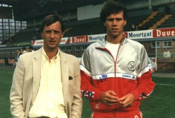 Marco van Basten tiene su vida deportiva ligada a Johan Cruyff. De hecho el 'Flaco' holandés ha sido como un padre deportivo para él y el delantero, el segundo 'hijo' junto a Jordi. Su carrera ha estado marcada por su categoría y a la sombra del inolvidable '14'.
