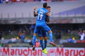 Milton Caraglio y Edgar Méndez celebran un gol en el Cruz Azul 2-1 Necaxa de la jornada 9 del Clausura 2019 dentro del Estadio Azteca.