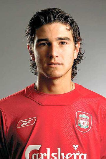Jugó con el Liverpool la temporada 2005-06.
