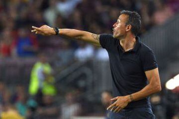 Barcelona's coach Luis Enrique gives instructions during the UEFA Champions League football match FC Barcelona vs Celtic FC at the Camp Nou stadium in Barcelona on September 13, 2016. / AFP PHOTO / LLUIS GENE