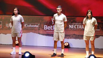 Independiente Santa Fe reveló la nueva camiseta de los planteles femenino y masculino para la temporada 2023. Alfonso Cañón lideró la presentación.