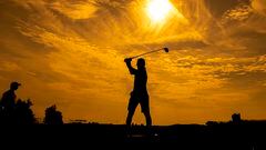 Esta fotografía es un ejemplo de las imágenes tan hermosas que en ocasiones genera la combinación de deporte y naturaleza. El sueco Tobias Jonsson juega su golpe de salida en el hoyo 17 durante el segundo día del Campeonato Mundial de golf por equipos amateur en Le Golf National de París (Francia), durante la puesta de sol.
