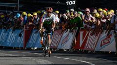 Mark Cavendish llega a la meta de Alpe d&#039;Huez en el Tour de Francia 2018.