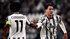 Juan Guillermo Cuadrado y Dusan Vlahovic durante un partido de Juventus por Champions League.