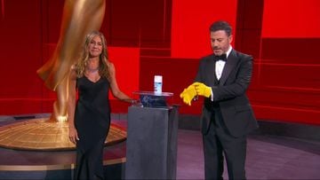 La actriz y el presentador hicieron un gag cómico mientras presentaban el premio a mejor actriz principal en una serie de comedia.