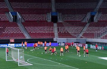 FC Barcelona's team players take part a training session on October 30, 2017 at the Karaiskaki stadium, in Athens, on the eve of the UEFA Champions League Group D football match between Olympiacos and FC Barcelona