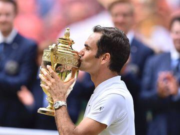 Switzerland&#039;s Roger Federer kisses the winner&#039;s trophy after beating Croatia&#039;s Marin Cilic in their men&#039;s singles final match, during the presentation on the last day of the 2017 Wimbledon Championships at The All England Lawn Tennis Club in Wimbledon, southwest London, on July 16, 2017. Roger Federer won 6-3, 6-1, 6-4.  / AFP PHOTO / Glyn KIRK / RESTRICTED TO EDITORIAL USE