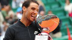 Rafa Nadal muerde el trofeo de campe&oacute;n del Masters 1.000 de Montecarlo.