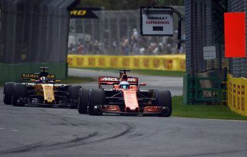 McLaren's Spanish driver Fernando Alonso (R) competes with Renault's German driver Nico Hulkenberg during the qualifying session for the Formula One Australian Grand Prix in Melbourne on March 25, 2017. / AFP PHOTO / SAEED KHAN / -- IMAGE RESTRICTED TO ED