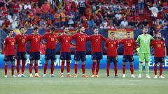 Spain's players stand on the pitch prior to the UEFA Nations League semi final football match between Spain and Italy at the De Grolsch Veste Stadium in Enschede on June 15, 2023. (Photo by KENZO TRIBOUILLARD / AFP)