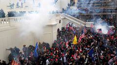 FOTO DE ARCHIVO: La polic&iacute;a lanza gas lacrim&oacute;geno contra una multitud de manifestantes pro-Trump en el Capitolio de Estados Unidos en Washington, Estados Unidos, 6 de enero de 2021 .