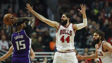 CHI02. CHICAGO (EE.UU.), 21/01/2017.- Nikola Mirotic (c) de Chicago Bulls intenta bloquear a DeMarcus Cousins (i) de Sacramento Kings hoy, s&aacute;bado 21 de enero de 2017, durante un juego de la NBA en United Center en Chicago (EE.UU.). EFE/Kamil Krzaczynski