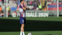 Barcelona's Polish forward #09 Robert Lewandowski warms up before the Spanish league football match between FC Barcelona and Real Madrid CF at the Estadi Olimpic Lluis Companys in Barcelona on October 28, 2023. (Photo by LLUIS GENE / AFP)