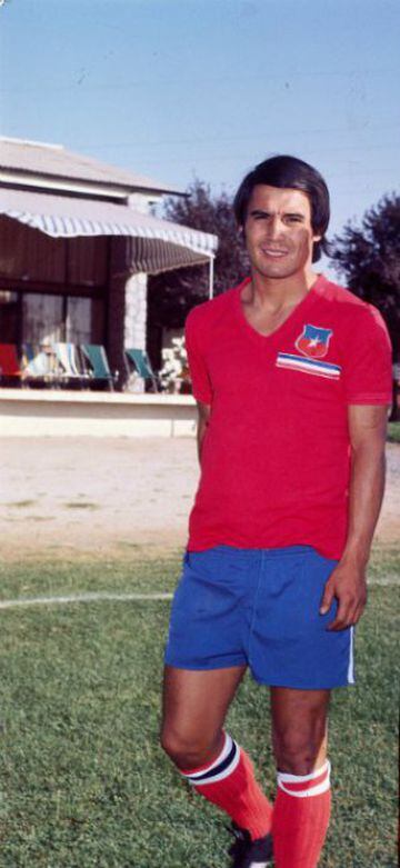 El goleador oriundo de Copiapó debutó con la camiseta de la selección nacional a la edad de 19 años y 44 días. Lo hizo en la victoria por 5-2 sobre Colombia en las clasificatorias a Copa América. De hecho, aquella jornada del 30 de noviembre de 1966, Castro anotó en dos oportunidades.