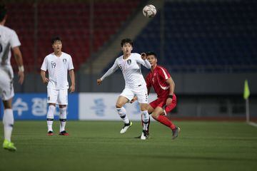 Kim Jin-su (Sur) disputa la pelota con Pak Kwang-Ryong (Norte).