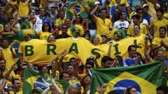 Argentina y Brasil, sancionados por la FIFA por sus aficionados