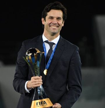 Real Madrid head coach Santiago Solari celebrates with the trophy after the match between Real Madrid and Al Ain on December 22, 2018 in Abu Dhabi, United Arab Emirates.