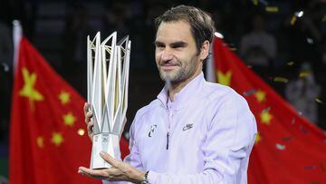 El tenista suizo Roger Federer posa con el título de campeón del Masters 1.000 de Shanghai 2017 tras derrotar en la final a Rafa Nadal.