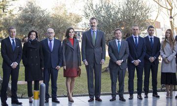 La Reina Letizia visitó junto al Rey Felipe VI la sede de la compañía Joma Sport en la localidad toledana de Portillo. La Reina lució un vestido y abrigo a juego de colores tierra.