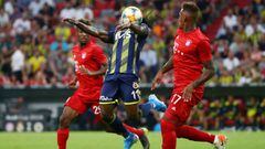 Soccer Football - Audi Cup - Bayern Munich v Fenerbahce - Allianz Arena, Munich, Germany - July 30, 2019  Bayern Munich&#039;s Jerome Boateng in action with Fenerbahce&#039;s Victor Moses   REUTERS/Michael Dalder