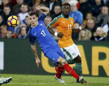 Football Soccer - France v Ivory Coast - Friendly soccer match - Stade Felix Bollaert, Lens, France - 15/11/16. France's Lucas Digne in action with Ivory Coast Serge Aurier. REUTERS/Pascal Rossignol