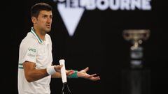 Novak Djokovic reacciona durante su partido ante Daniil Medvedev en la final del Open de Australia 2021.